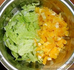 Салат из пекинской капусты, с апельсином, яблоком, орехами: В емкости, в которой будете делать салат, смешайте нарезанные ингредиенты и слегка посолите.