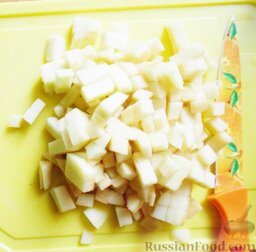 Салат из пекинской капусты, с апельсином, яблоком, орехами: Очистите от кожуры яблоко, извлеките сердцевину и нарежьте кубиками.