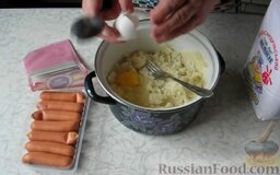 Картофельные пирожки с сосиской: Картофель отвариваем, разминаем в пюре. В чуть теплое картофельное пюре добавляем 1 яйцо, 3 ст. ложки с горкой муки и тщательно перемешиваем до однородной массы.