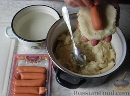 Картофельные пирожки с сосиской: Для формирования пирожков смачиваем руки в воде и формируем лепешку.  Вкладываем в нее сосиску, лепим пирожок.