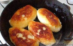 Картофельные пирожки с сосиской: Пирожки отправляем на разогретую сковороду и обжариваем с обеих сторон по 2-4 минуты.