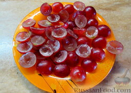 Печенье с виноградом: Если виноград мелкий, ягоды можно использовать целыми. Крупный – разрезать на половинки и удалить косточки.