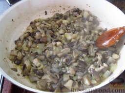 Каннеллони с грибами в сметанном соусе: Трубочки каннеллони отварите в воде до готовности, как написано на упаковке.  На растительном масле обжарьте грибы с мелко резанным репчатым луком и солью (5-7 минут).