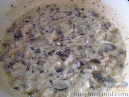 Каннеллони с грибами в сметанном соусе: Добавьте в сковороду 3/4 стакана сметаны, перемешайте, готовьте еще минут 5.