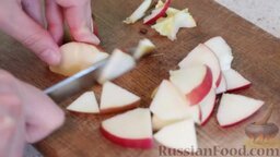 Имбирный чай: Яблоко нарезать кусочками.