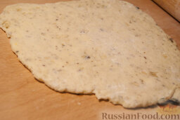 Ореховые коржики на простокваше, по-деревенски: Отрезая по небольшому комочку, раскатывайте тесто. Приблизительная толщина его пусть будет около 0,5 см.