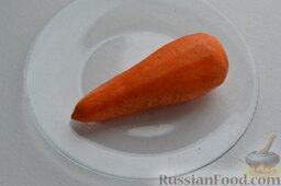 Салат из зеленой редьки, с морковью и редькой дайкон: Морковку вымываю, очищаю с неё кожицу.