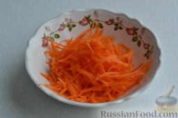 Салат из зеленой редьки, с морковью и редькой дайкон: Затем натираю морковь на крупной тёрке. При желании морковь тоже можно натереть на корейской тёрке.
