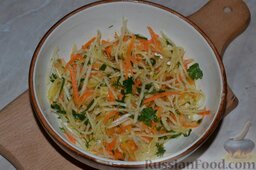 Салат из зеленой редьки, с морковью и редькой дайкон: Нарезанную зелень отправляю в салат, перемешиваю.