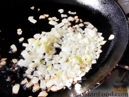 Макароны по-флотски с томатом: В сковороде разогрейте какое-либо растительное масло, затем всыпьте туда лук и обжарьте буквально пару минут.