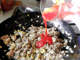Макароны по-флотски с томатом: После того, как яйцо схватится, влейте к фаршу томат.