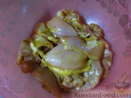 Шашлык из курицы с карри, в духовке: Сложите бедрышки в миску. Добавьте все остальные ингредиенты и хорошо перемешайте.
