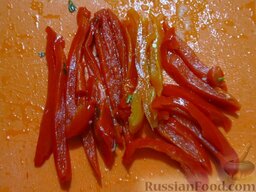 Салат из пекинской капусты и маринованного болгарского перца: Маринованный перец порежьте тонкими полосками.