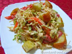 Салат из пекинской капусты и маринованного болгарского перца: Посыпьте салат сухариками.