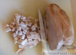 Салат "Гранатовый браслет" с копченой курицей: Копченую куриную грудку нарезать небольшими кубиками.