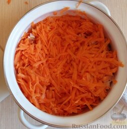 Салат "Гранатовый браслет" с копченой курицей: Морковь натереть на терке.