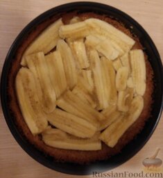 Банановый торт "Баноффи": Выложить бананы первым слоем на печенье.