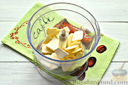 Галета с курицей и овощами: В чашу блендера перекладываем кусочки холодного маргарина 