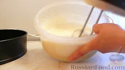 Торт из печенья (без выпечки): Приготовим крем для торта: выкладываем сметану в глубокую ёмкость, добавляем сгущённое молоко, добавим корицу по вкусу. Взбить крем миксером.   В крем можно также добавить размягчённое сливочное масло. Готовый крем отправить в холодильник на 30 минут.