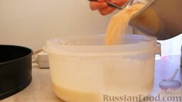 Торт из печенья (без выпечки): Достаём крем из холодильника. Теперь постепенно в крем будем добавлять измельчённое печенье и перемешивать. Должно получиться плотное тесто.