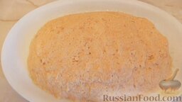 Торт из печенья (без выпечки): Готовое тесто выкладываем на блюдо, формируя горку.