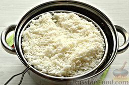 Кутья из риса с орехами и сухофруктами: После закипания рис промываем, откинув на сито.