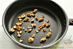 Кутья из риса с орехами и сухофруктами: Очищенные грецкие орехи немного подержим на горячей сковороде (2-3 минут будет достаточно). Потом их следует немного поломать.
