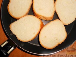 Бутерброды со шпротами и киви: Теперь их следует немного подсушить на сковороде, в духовке или тостере.