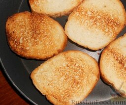 Бутерброды со шпротами и киви: Ломтики должны хорошо подрумяниться. На это уйдет минут 10.