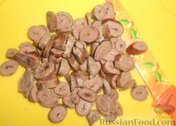 Салат с фасолью и куриными сердечками: Нарезать куриные сердечки кружочками.