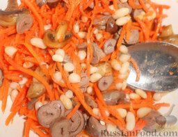 Салат с фасолью и куриными сердечками: Смешать в глубокой емкости белую фасоль, морковку по-корейски, шампиньоны и куриные сердечки.