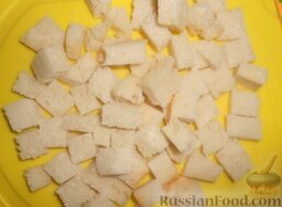 Салат с фасолью и куриными сердечками: Нарезать ломтики хлеба кубиками.