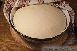 Осетинские пироги: Поглядывайте на тесто, его объём должен увеличиться в полтора-два раза.