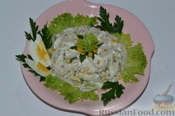Салат с кальмарами и яйцами: Украшаем салат зеленью и дольками яиц.  Приятного аппетита!