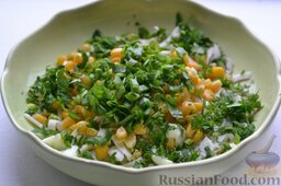 Салат с кальмарами и яйцами: Хорошо промываем зелень и лук, обсушиваем, нарезаем и высыпаем в салат.