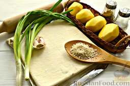 Самса с картофелем и зеленым луком: Простой набор продуктов для самсы с картофелем выставляем на стол. Тесто разморозить в естественных условиях.