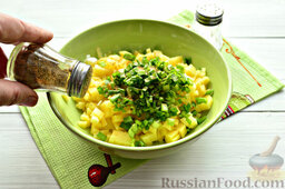 Самса с картофелем и зеленым луком: Сдабриваем начинку солью, также подсыпаем по вкусу специи.