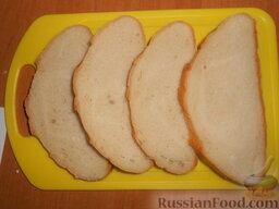 Шницель из свинины: Для начала приготовить панировочные сухари. Нарезать ломтиками белый хлеб. Желательно, чтобы он был черствым.