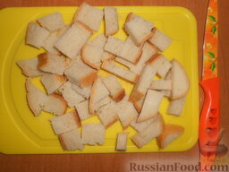 Шницель из свинины: Произвольными кусочками нарезать хлебные ломтики. Посолить, добавить специи. Подсушить в духовом шкафу или на сухой сковороде.