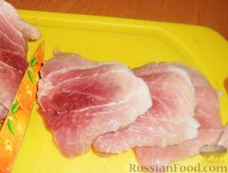 Шницель из свинины: Нарезать свинину тонкими слайсами.