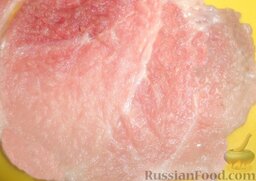 Шницель из свинины: С помощью специального приспособления отбить мясо и посолить по вкусу с обеих сторон.