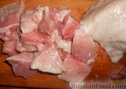 Заливной пирог с мясом (в мультиварке): Как приготовить начинку для заливного пирога:     Нарезать свинину произвольными кусками.
