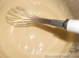 Заливной пирог с мясом (в мультиварке): Постепенно вмешать муку. Перемешать тщательно тесто с помощью миксера (я использовала погружной блендер с насадкой). Тесто получается жидким.