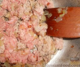 Заливной пирог с мясом (в мультиварке): Затем добавить в сковороду с луком свиной фарш, обжарить несколько минут.
