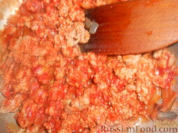 Заливной пирог с мясом (в мультиварке): Добавить томатную пасту, посолить, добавить специи и тушить еще 5 минут. Начинка для заливного пирога готова. (Вы можете выбрать начинку на свое усмотрение.)