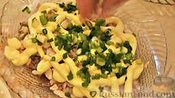 Слоеный салат с рыбой и грибами: Зеленый лук мелко нарубить, посыпать им слой рыбы.