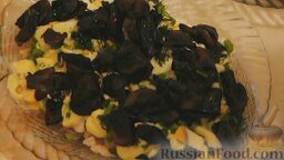 Слоеный салат с рыбой и грибами: Следующим слоем выложить обжаренные и мелко нарезанные шампиньоны.