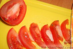 Бутерброды со шпротами и крабовыми палочками: Нарезать помидор произвольно.