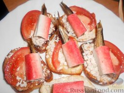 Бутерброды со шпротами и крабовыми палочками: Положить на каждый ломтик по кусочку помидора.