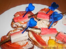 Бутерброды со шпротами и крабовыми палочками: Можно закрепить шпажкой.